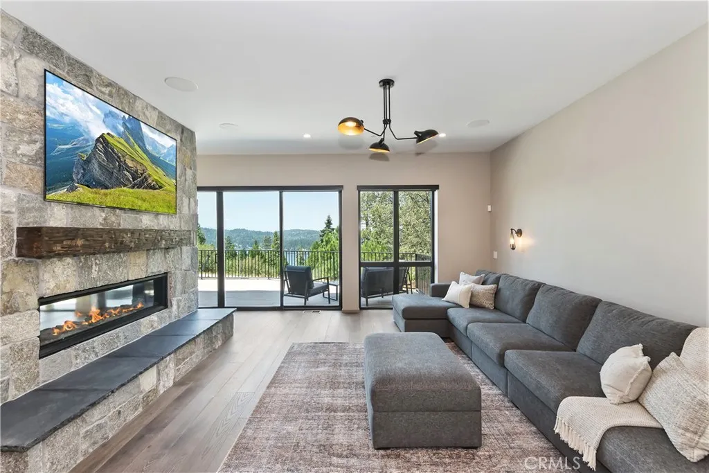 176 Mill Pond, Lake Arrowhead, California 92352 home-pic-12