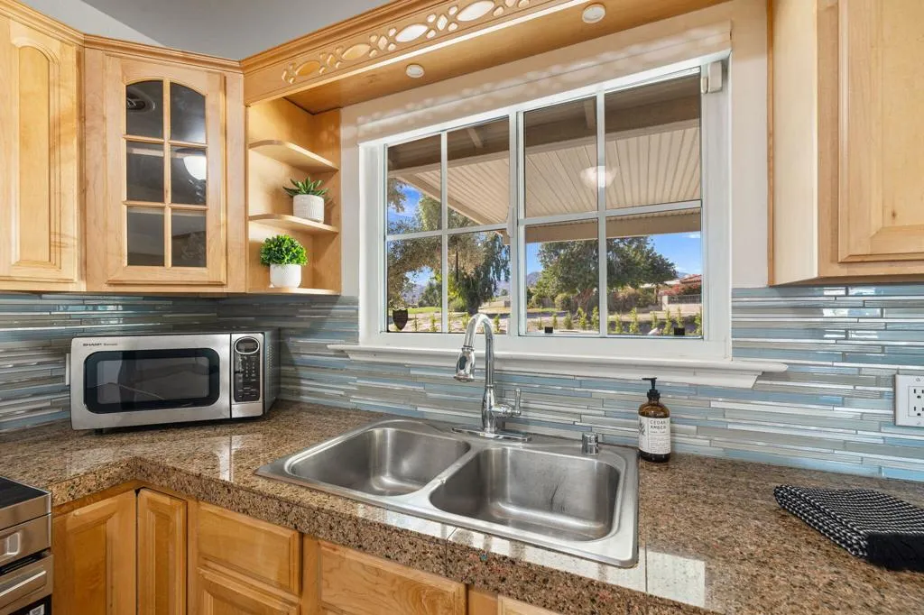 42245 Kansas Street, Palm Desert, California 92211 home-pic-19