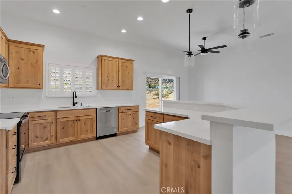 15561 Desert Star, Apple Valley, California 92307 home-pic-7