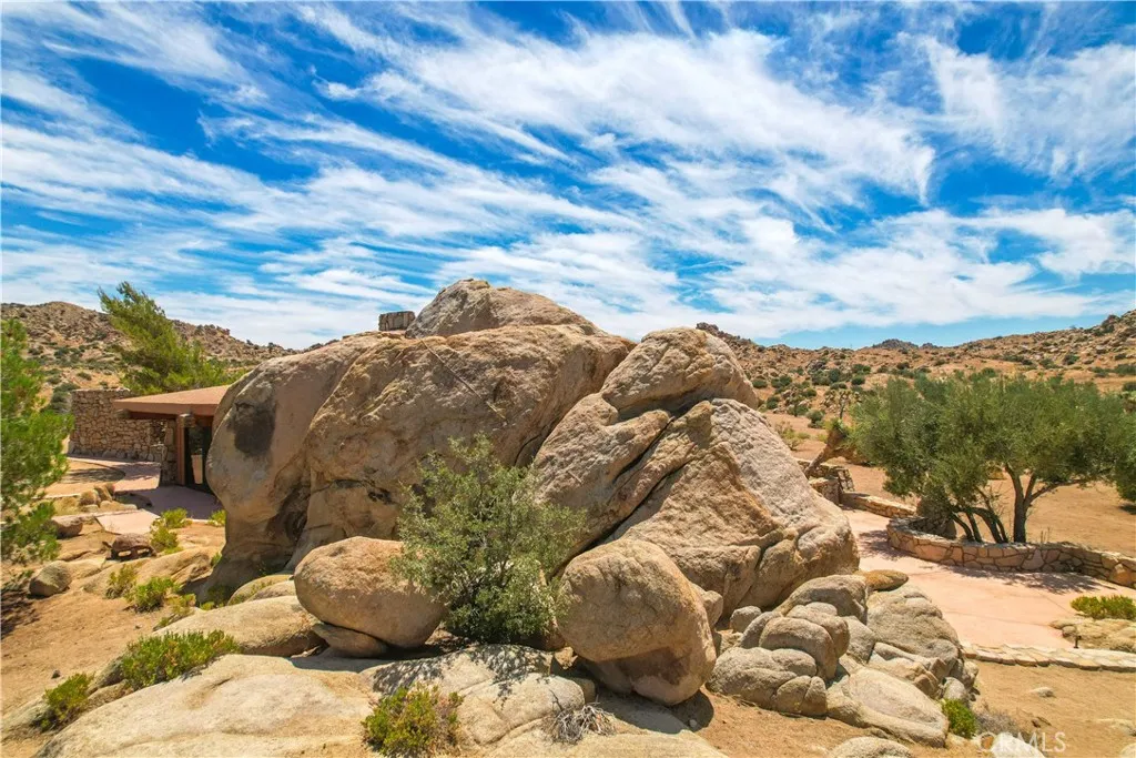 55290 Flying Tigers Road, Pioneertown, California 92268 home-pic-23