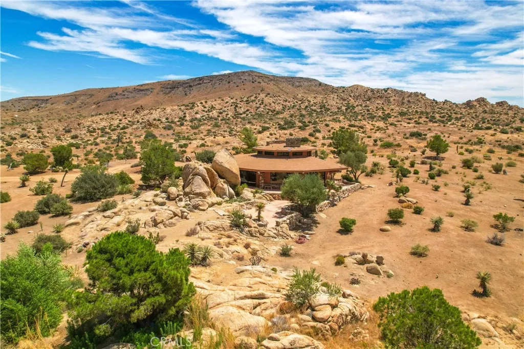 55290 Flying Tigers Road, Pioneertown, California 92268 home-pic-12