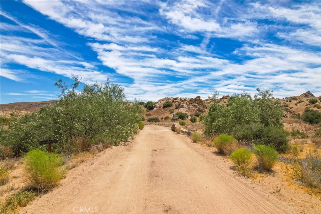 55290 Flying Tigers Road, Pioneertown, California 92268 home-pic-10