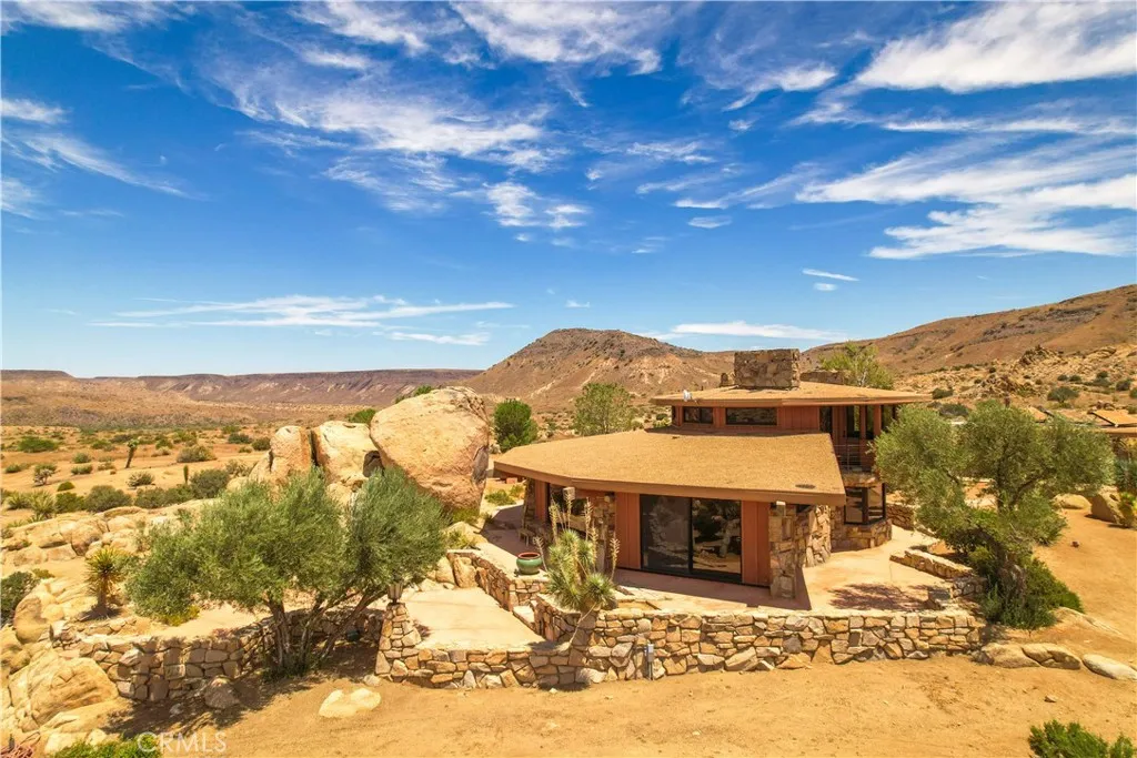 55290 Flying Tigers Road, Pioneertown, California 92268 home-pic-16