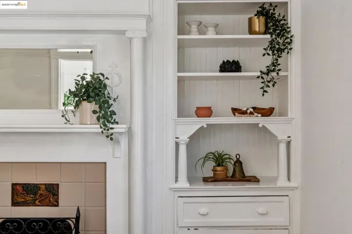 Detailed view of built in shelves