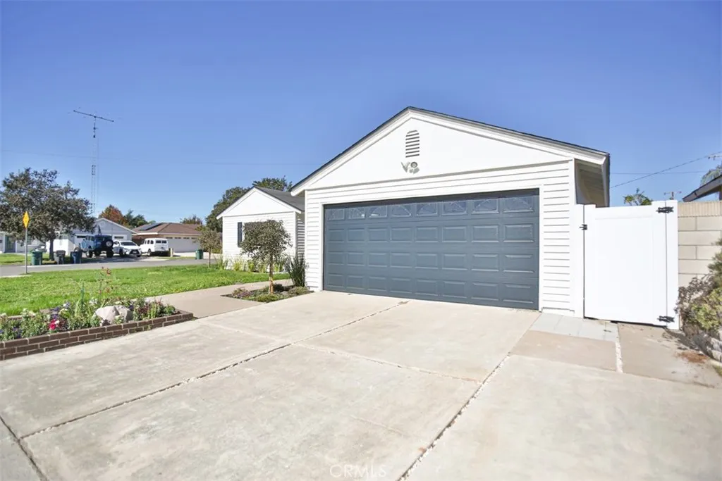6401 Royal Oak, Huntington Beach, California 92647 home-pic-3