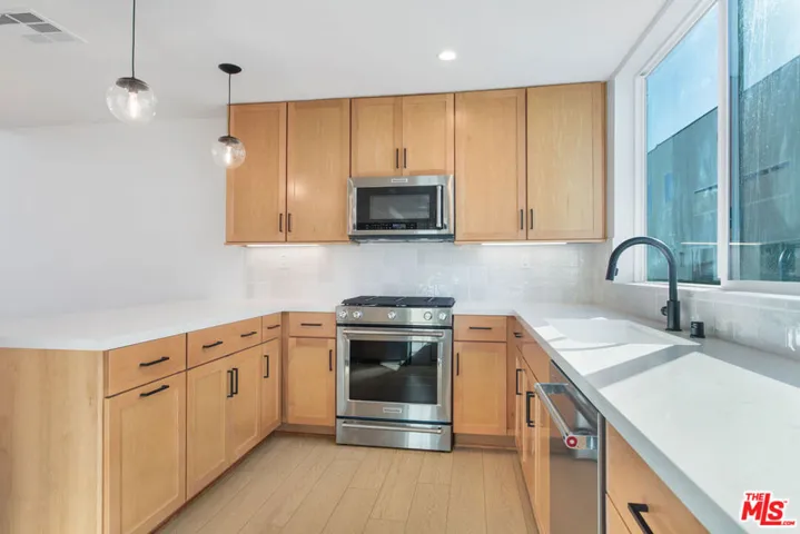 11220 Victory Boulevard 3, North Hollywood, California 91606