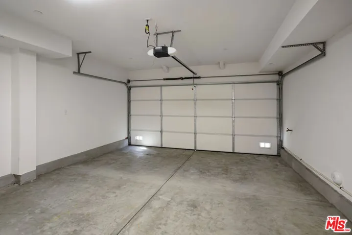 11220 Victory Boulevard 3, North Hollywood, California 91606