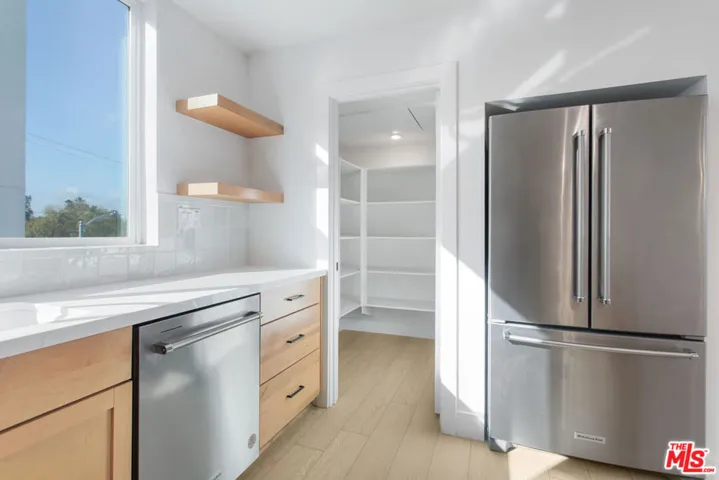 11220 Victory Boulevard 3, North Hollywood, California 91606