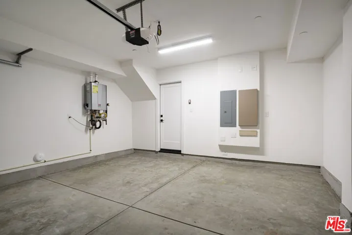 11220 Victory Boulevard 3, North Hollywood, California 91606