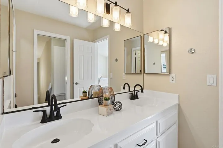 374 Forest Place, Vista, California 92083