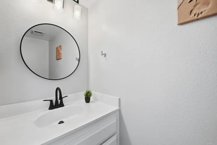 374 Forest Place, Vista, California 92083