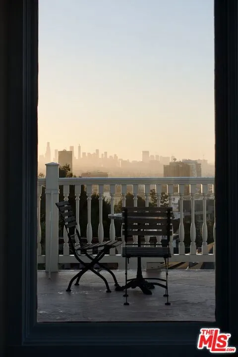 2002 Hillcrest Road, Los Angeles, California 90068 home-pic-33