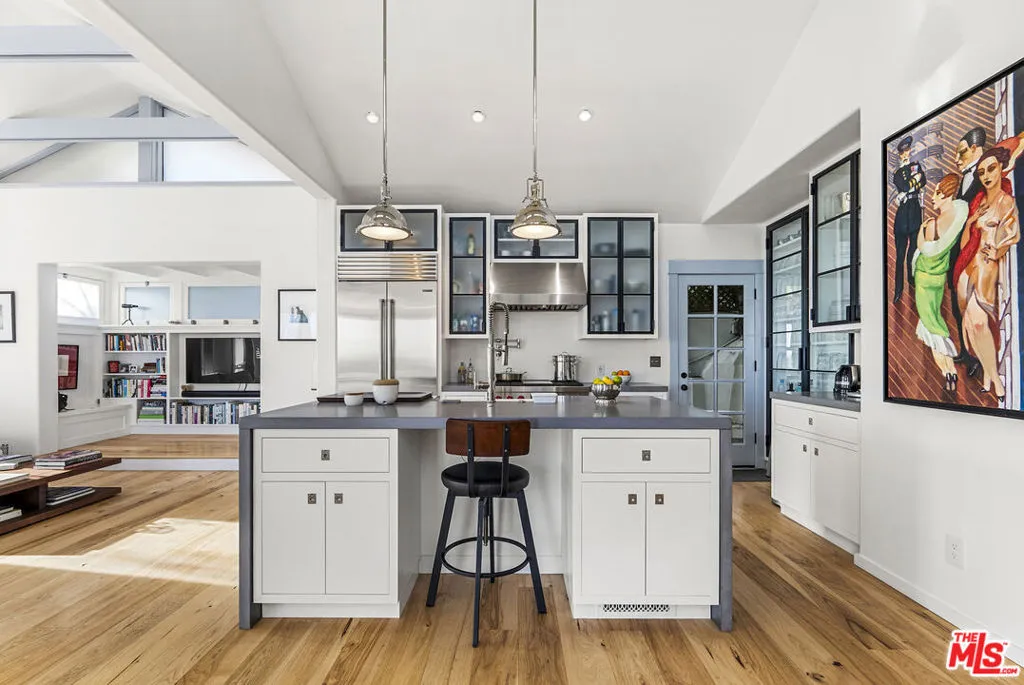 2002 Hillcrest Road, Los Angeles, California 90068 home-pic-17