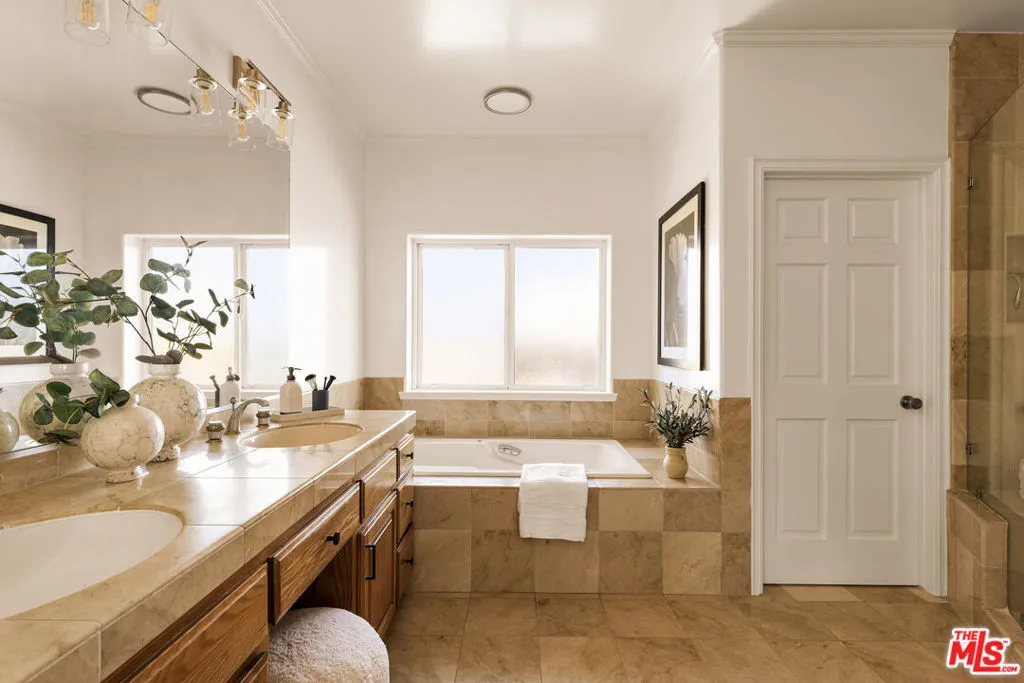 7825 Cowan Avenue, Los Angeles, California 90045 home-pic-21