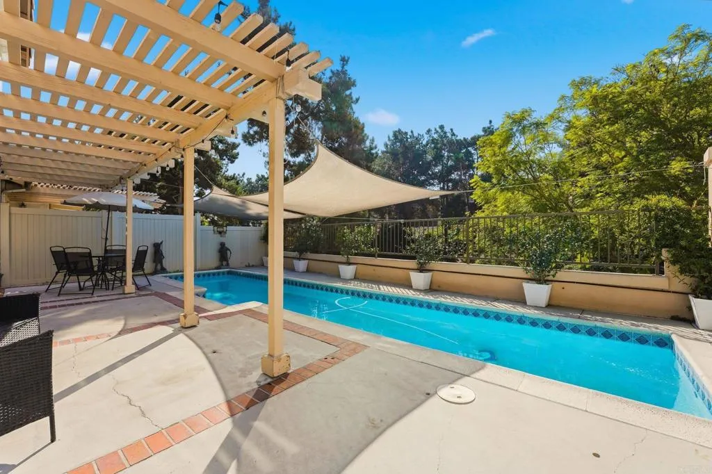 2505 Whispering Palms Loop, Chula Vista, California 91915 home-pic-32