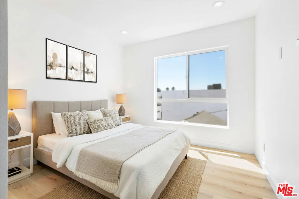 542 1/2 N Serrano Avenue, Los Angeles, California 90004 home-pic-3