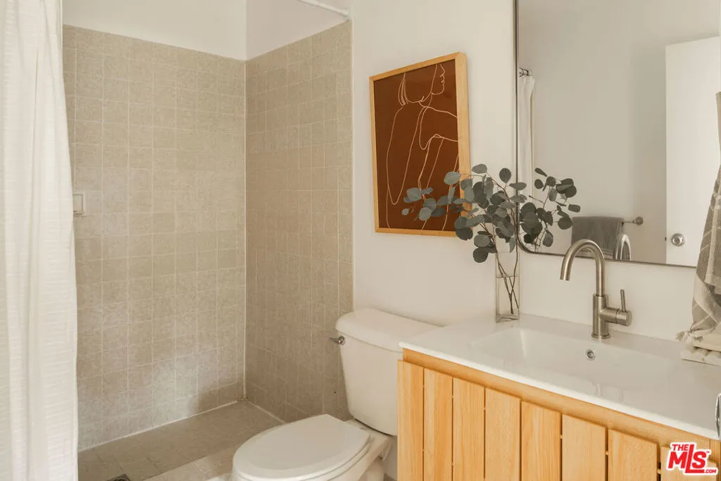 872 Lucile Avenue D, Los Angeles, California 90026 home-pic-16