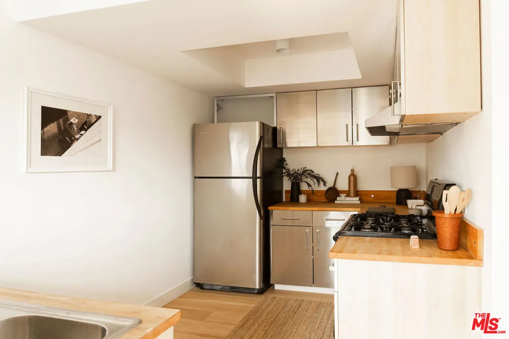 872 Lucile Avenue D, Los Angeles, California 90026 home-pic-5