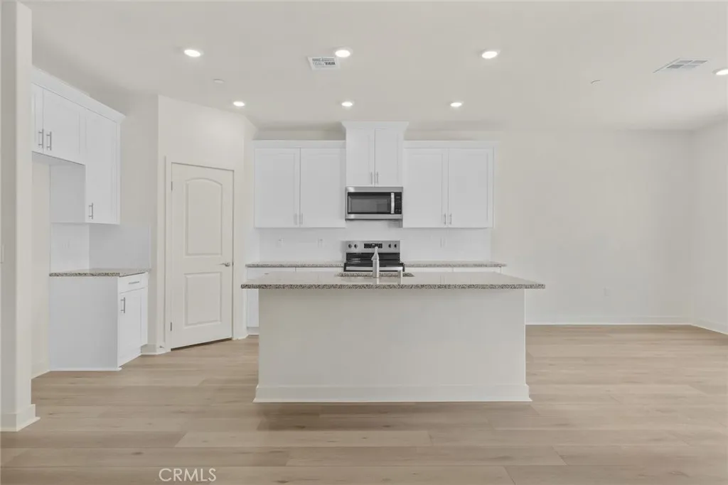 14818 Desert Lily Court, Apple Valley, California 92307 home-pic-2