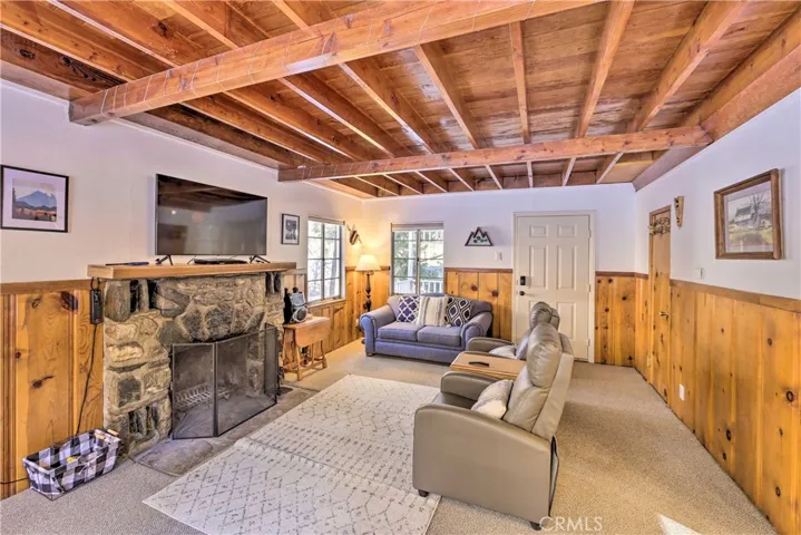 1069 Eagle, Wrightwood, California 92397