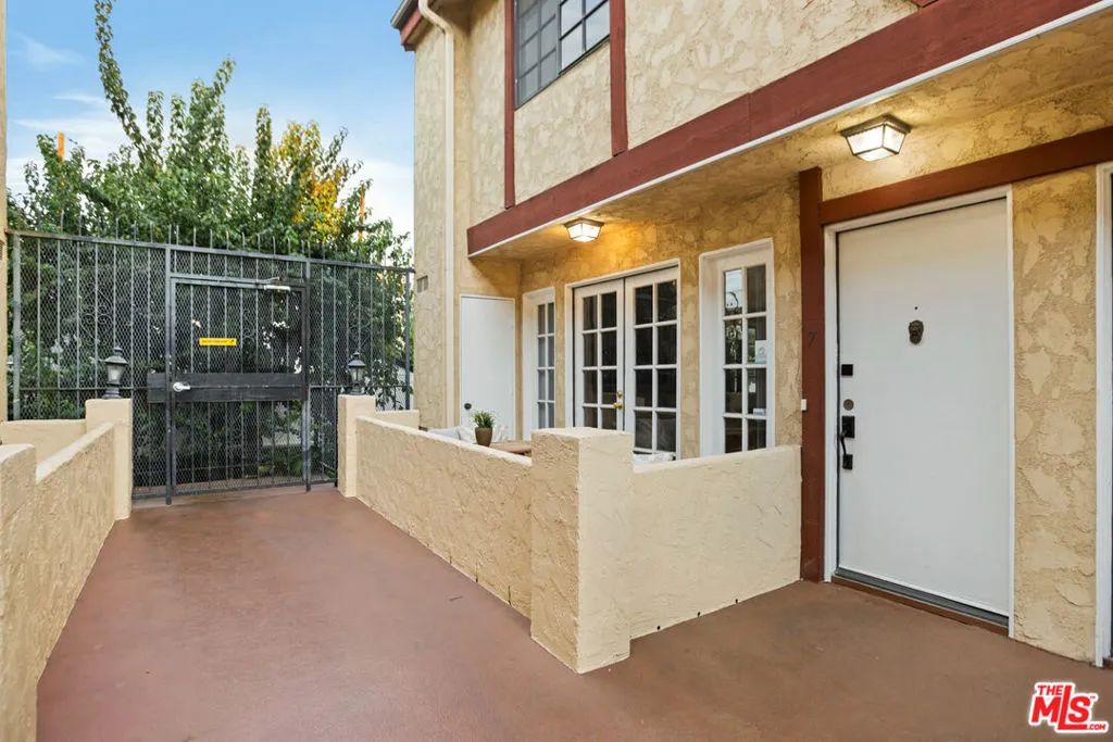 7422 Hazeltine Avenue 7, Van Nuys, California 91405 home-pic-27