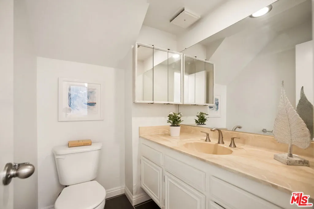 7422 Hazeltine Avenue 7, Van Nuys, California 91405 home-pic-16