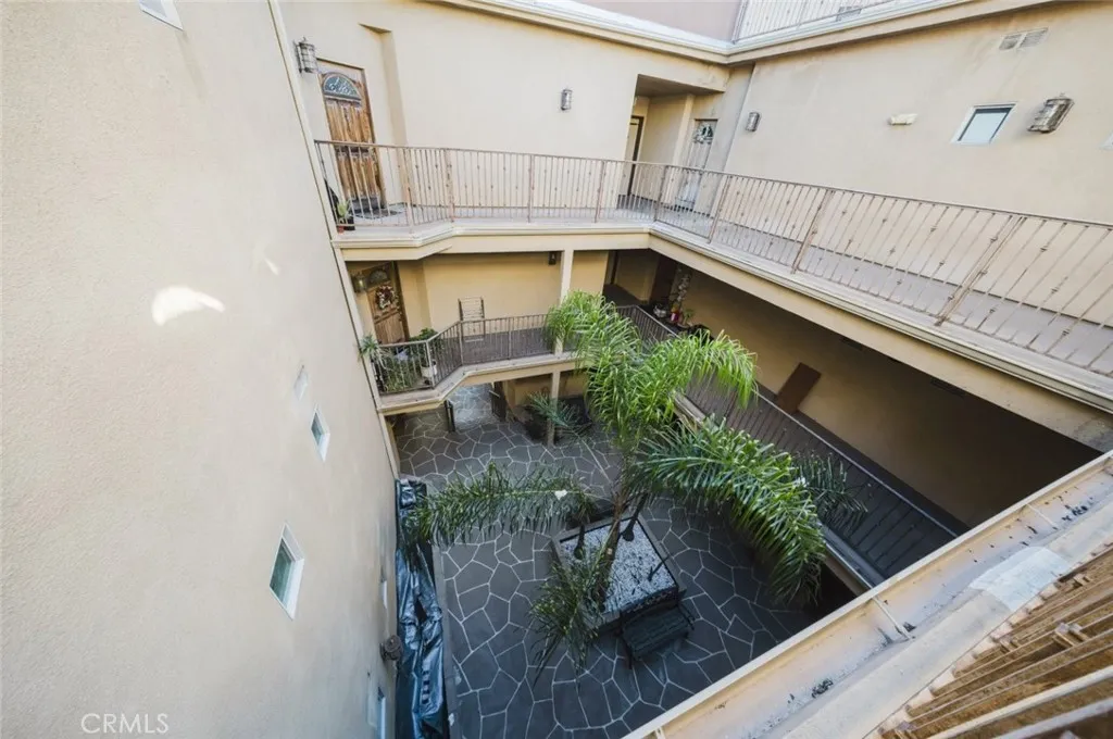 1515 Grismer Avenue 302, Burbank, California 91504 home-pic-4