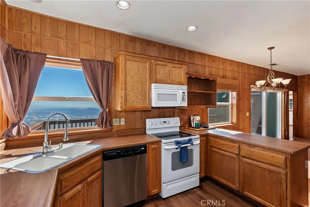 23903 Skyland Drive, Crestline, California 92325 home-pic-18