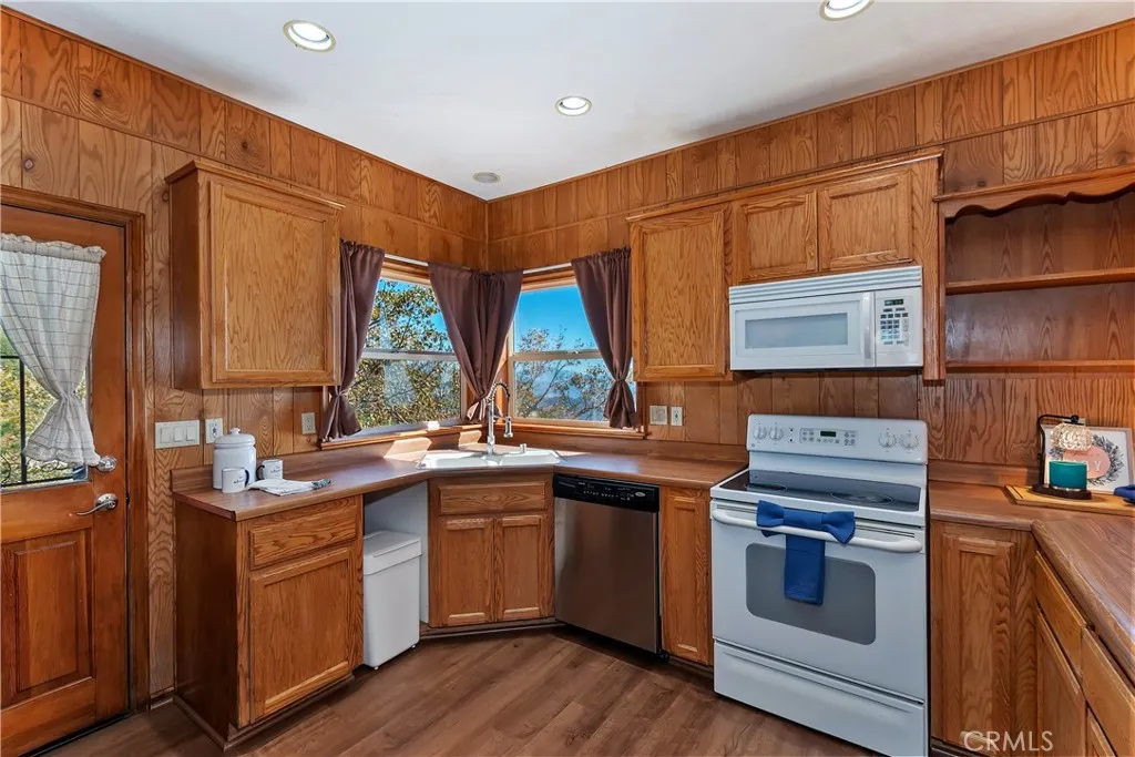 23903 Skyland Drive, Crestline, California 92325 home-pic-16