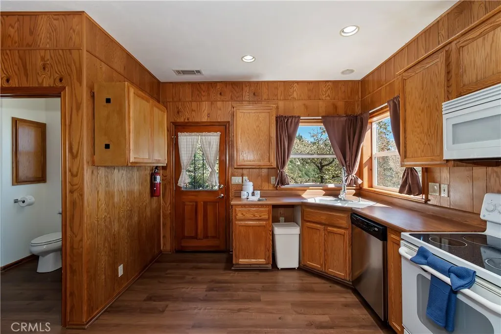 23903 Skyland Drive, Crestline, California 92325 home-pic-15