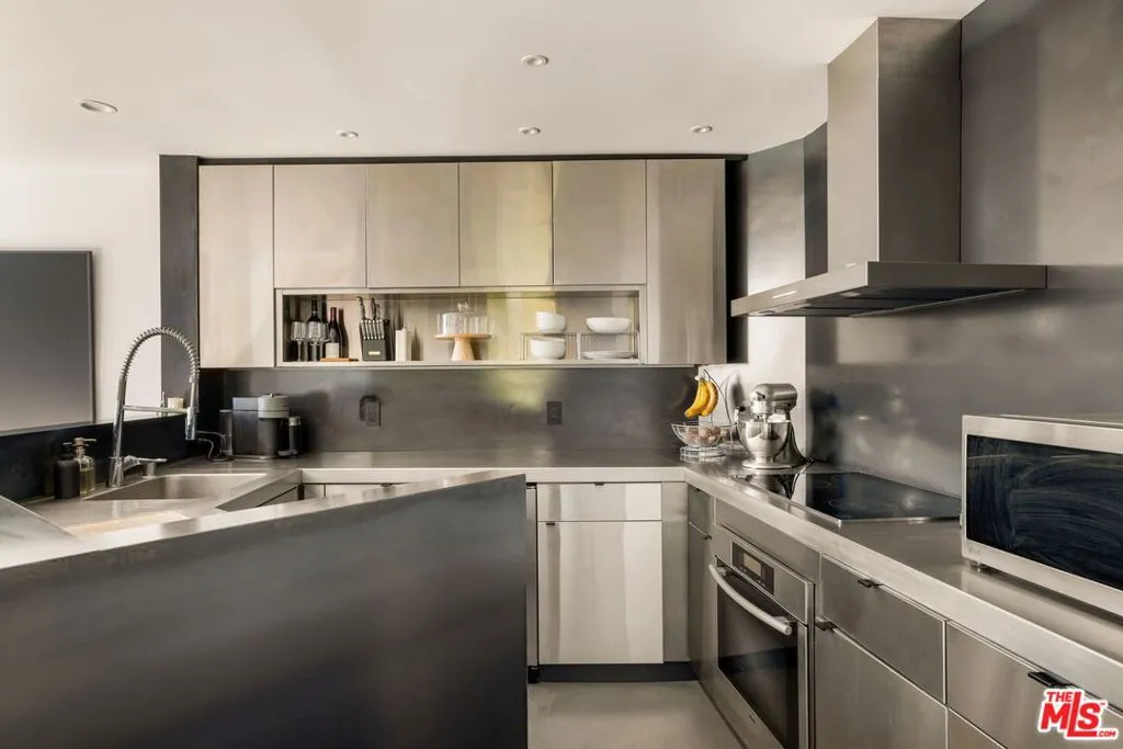 7187 Macapa Drive, Los Angeles, California 90068 home-pic-10