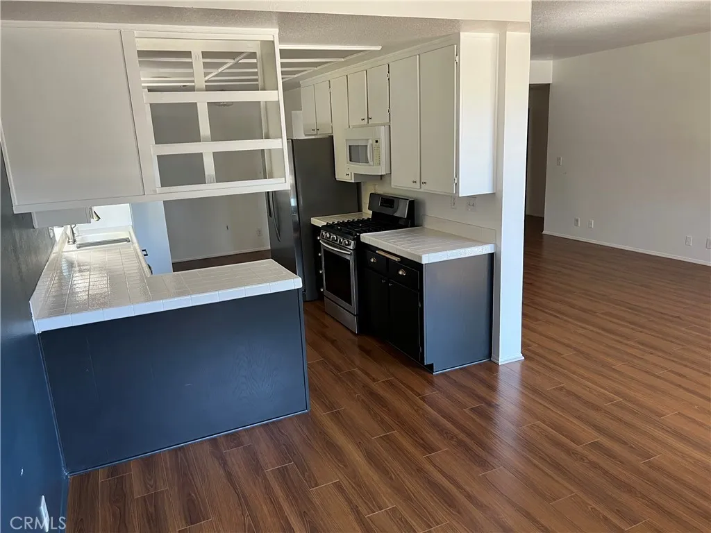 13331 Moorpark Street 110, Sherman Oaks, California 91423 home-pic-3