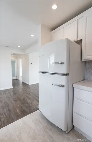 "Big Chill" new, retro style appliances throughout