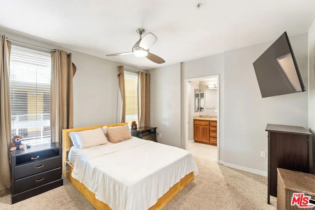 21301 Erwin Street 408, Woodland Hills, California 91367 home-pic-15