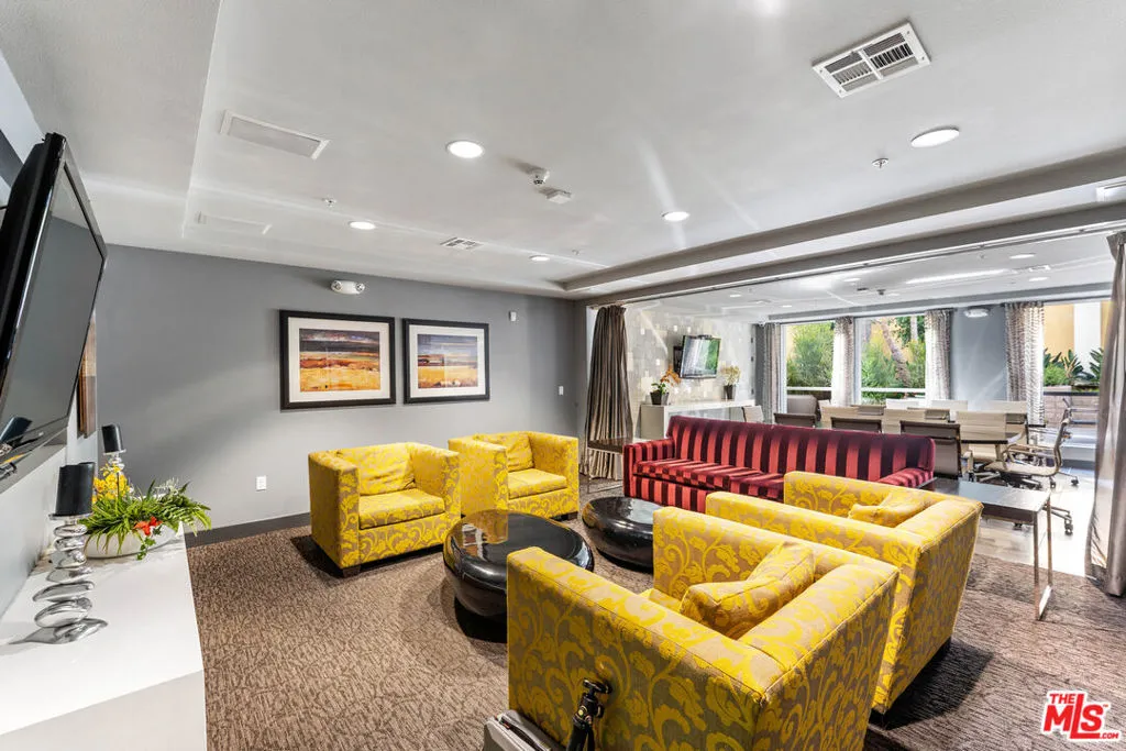 21301 Erwin Street 408, Woodland Hills, California 91367 home-pic-19