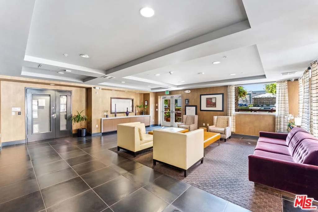 21301 Erwin Street 408, Woodland Hills, California 91367 home-pic-2