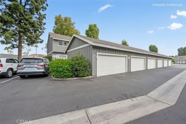 2Car Garage on the End