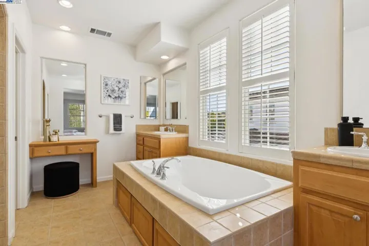 5 Cornelius Sq, Alameda, California 94501