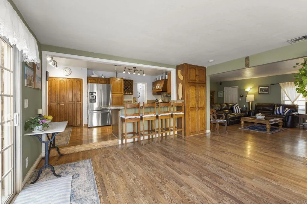 2748 Mansfield Drive, Burbank, California 91504 home-pic-16