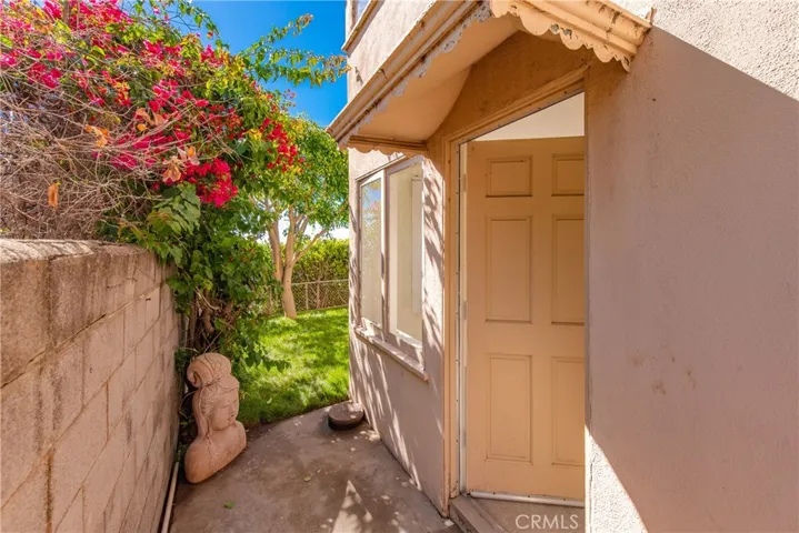Side entrance to downstairs primary suite