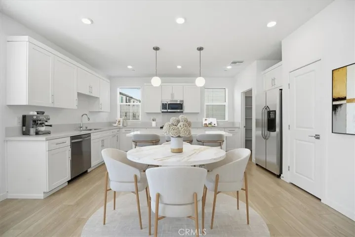 PHOTOS ARE OF MODEL MATCH