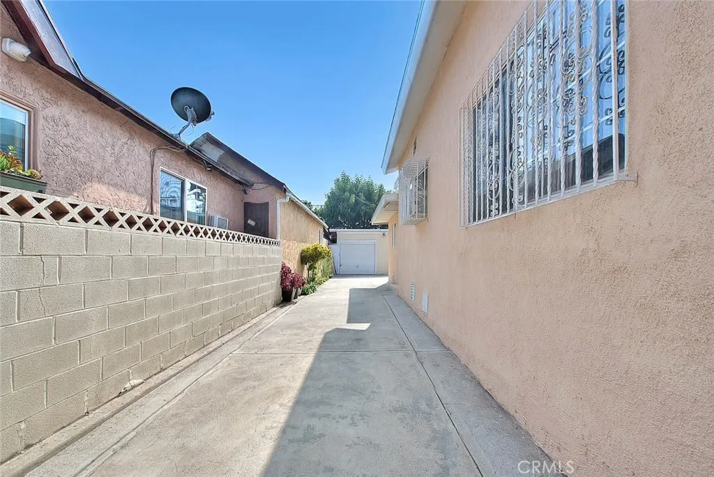 552 W 108th Street, Los Angeles, California 90044 home-pic-13
