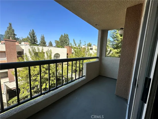 5550 Owensmouth Ave 217, Woodland Hills, California 91367
