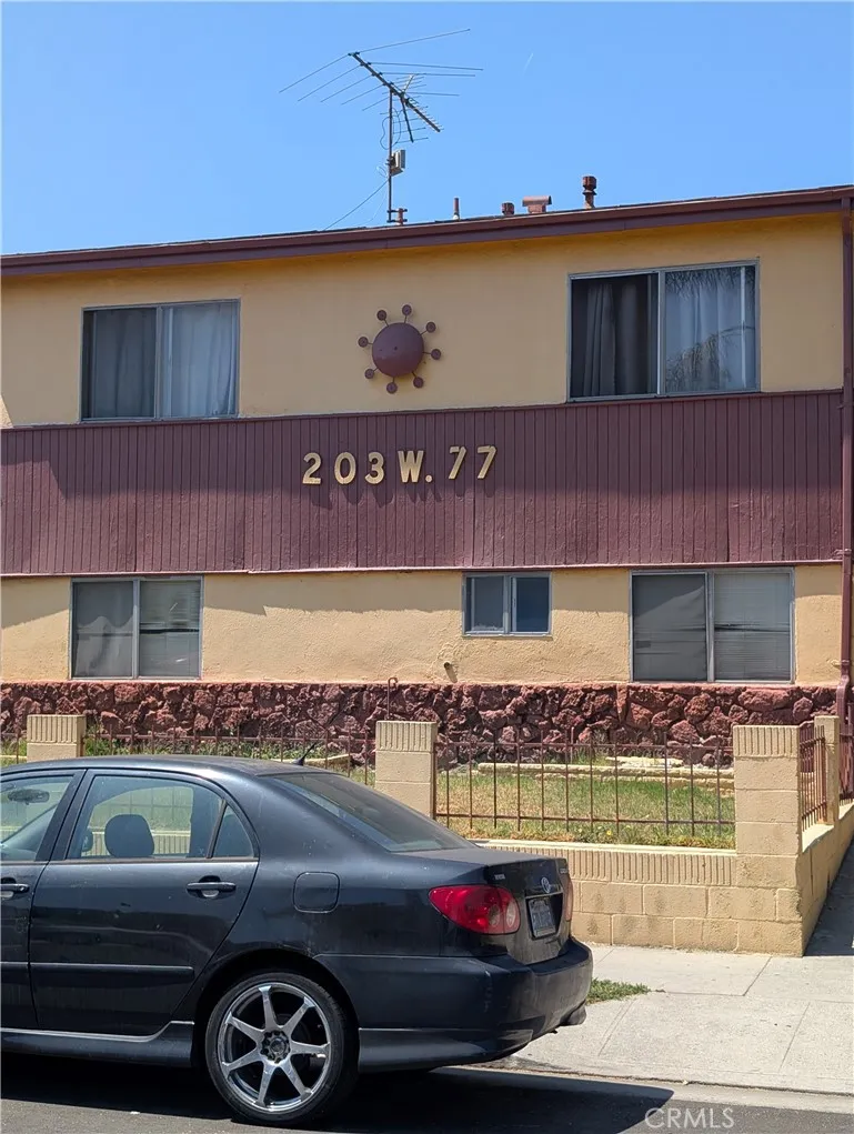 203 W 77th St Street W, Los Angeles, California 90003 home-pic-20