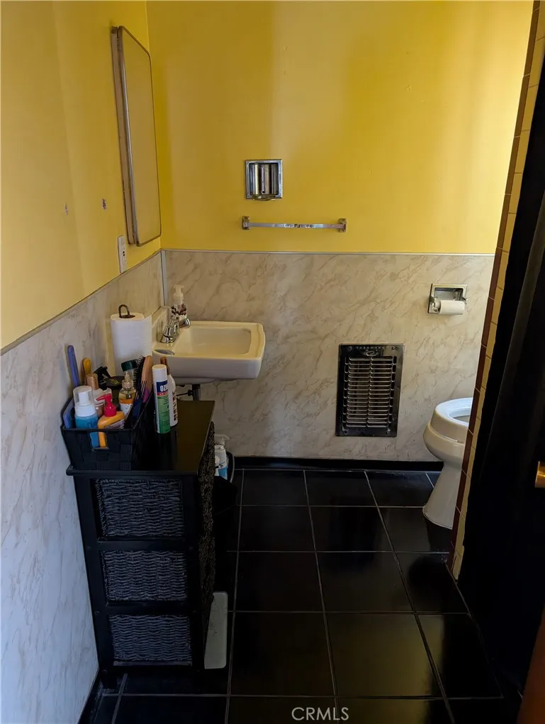 203 W 77th St Street W, Los Angeles, California 90003 home-pic-23