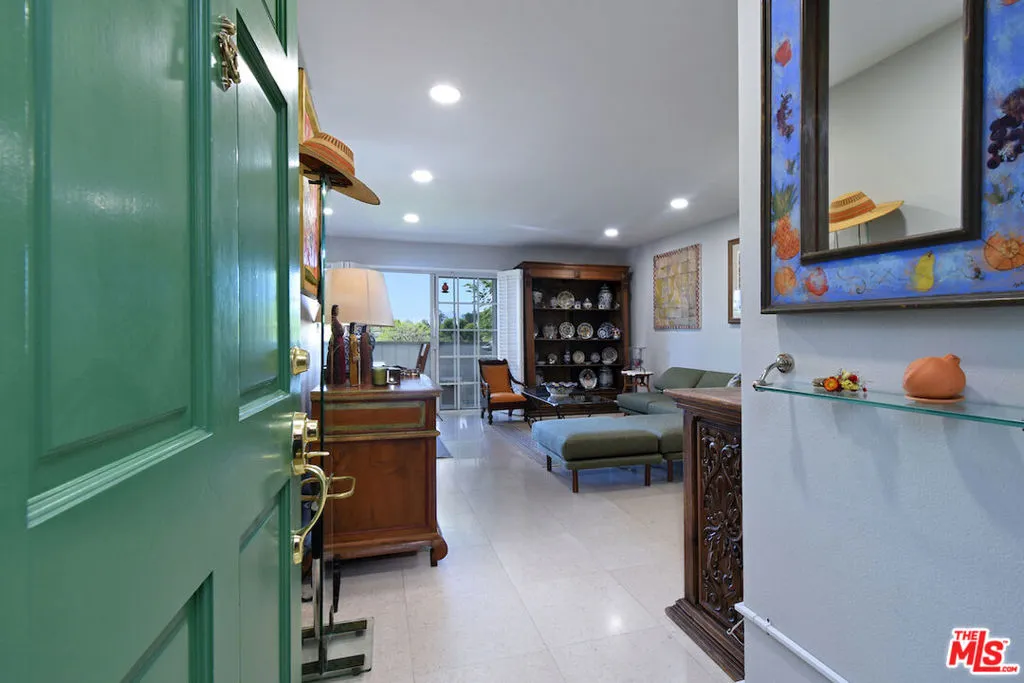 4140 Warner Boulevard 302, Burbank, California 91505 home-pic-2