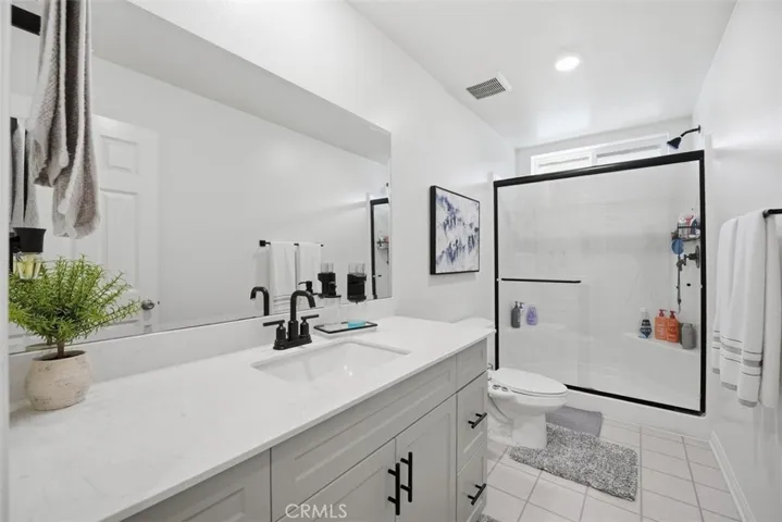 Upstairs full bath.