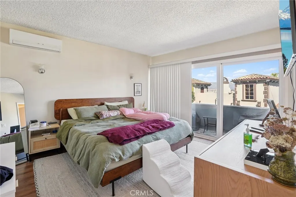 2305 Silver Ridge Avenue, Los Angeles, California 90039 home-pic-10