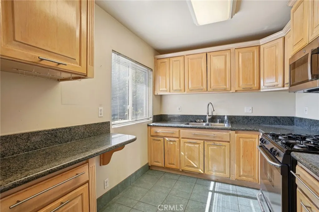 2305 Silver Ridge Avenue, Los Angeles, California 90039 home-pic-22