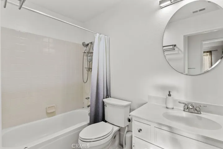 Secondary Bathroom (up)